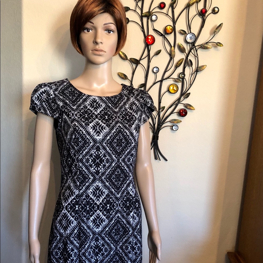 🌼H&M flattering black & white pattern dress! Sz.8